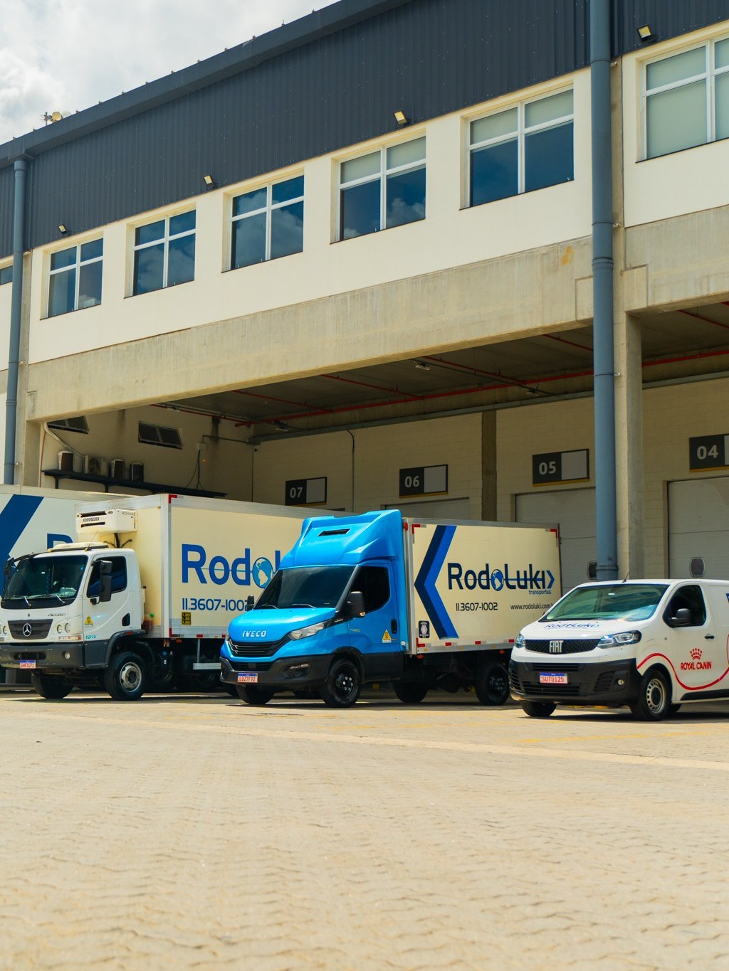 Frota Rodoluki posicionada nas docas do centro de distribuição